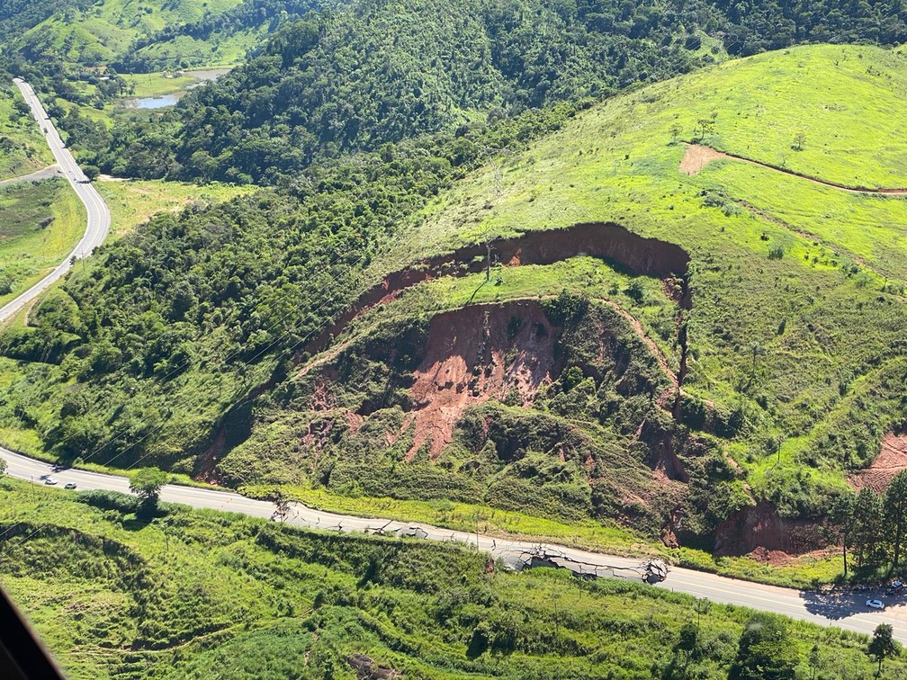 Vista aérea de desmoronamento na BR-381, em Nova Era, onde trecho ficou instransitável nos dois sentidos — Foto: Dudu Barbatti/TV Globo