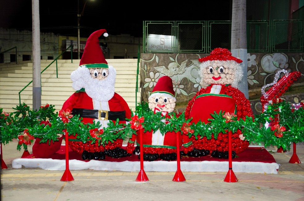 Praças de Pereiro são decoradas com material reciclável neste natal  — Foto: Divulgação/Prefeitura de Pereiro 
