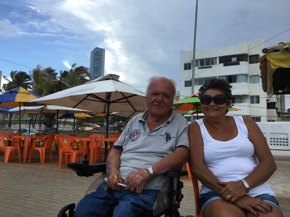 Italiano Pier Luigi Bellucci e Apolônia Maria da Silva moram ao lado do Hotel Reis Magos — Foto: Leonardo Erys/G1