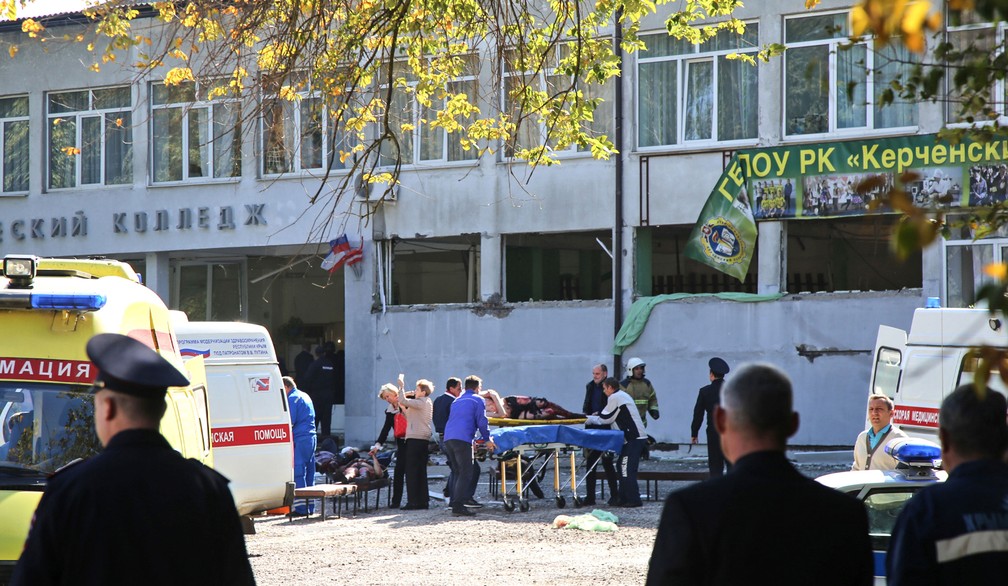 Equipes de resgate transportam uma vítima ferida em ataque ocorrido em escola técnica de Kerch, na Crimeia, nesta quarta-feira (17)   — Foto: KERCH.FM / AFP