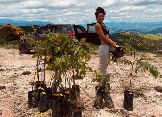 Yanna Lavigne planta árvores em MG (Foto: Reprodução/Instagram)