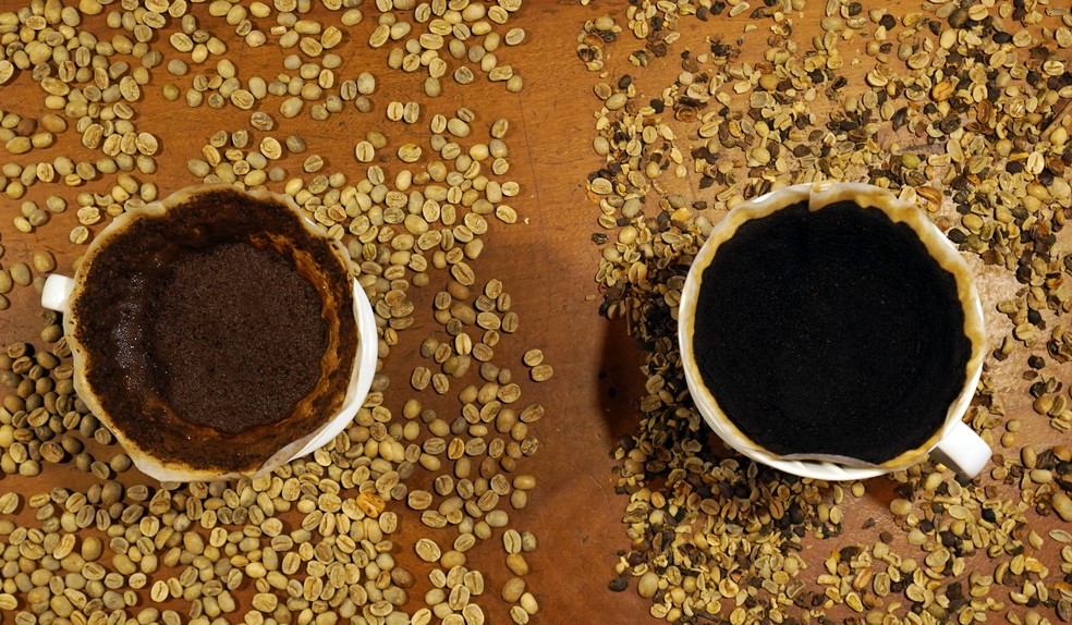 À esquerda, grãos e pó de café especial. Já à direta, estão exemplos de grãos e pó de café tradicional, que são mais escuros. — Foto: Marcos Serra Lima/g1