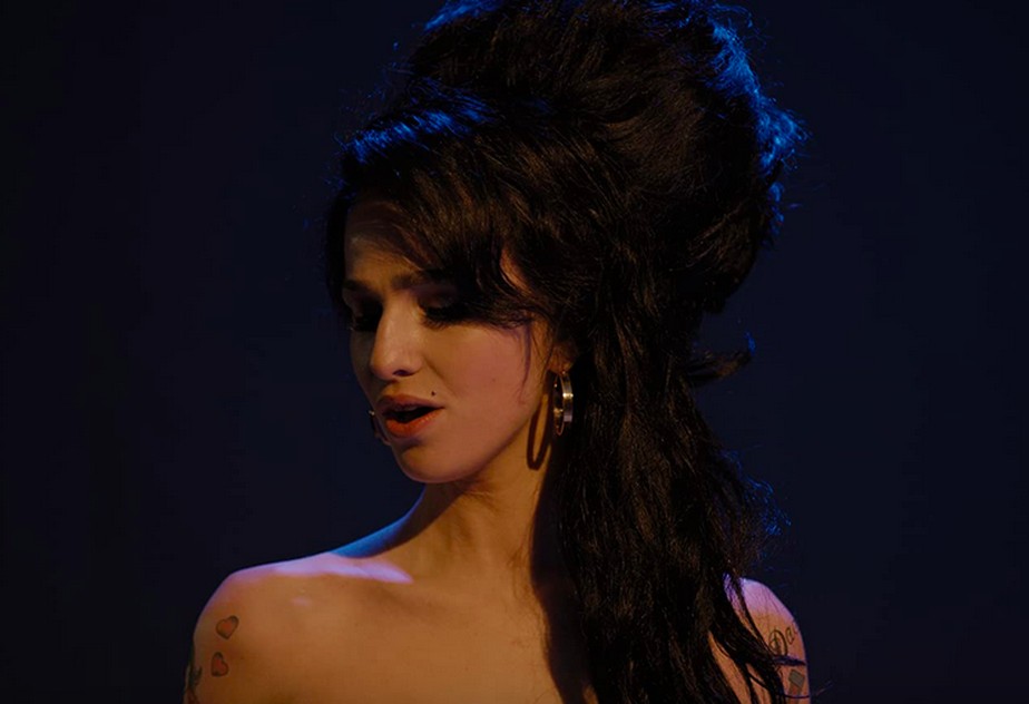 A atriz Marisa Abela como Amy Winehouse (1983-2011) em cena de Back to Black