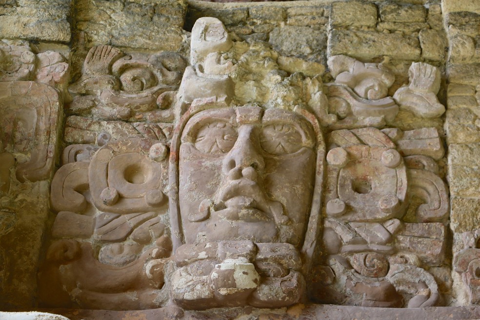 Um dos vários rostos de pedra esculpidos no Templo de los Mascarones, nas ruínas de Kohunlich, na Costa Maya, no México — Foto: Wikimedia Commons / Reprodução
