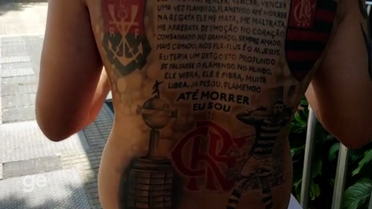 Torcedor pede para Gabigol autografar tatuagem em passagem do Flamengo por Maringá