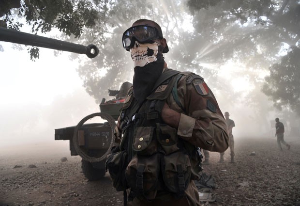 Soldado francês provocou polêmica ao usar uma máscara que lembra o game violento 'Call of Duty' (Foto: Issouf Sanogo/AFP)