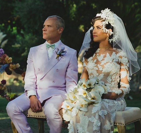 O baixista do Red Hot Chilli Peppers, Flea, em foto de seu casamento com a designer de joias Melody Ehsani (Foto: Instagram)