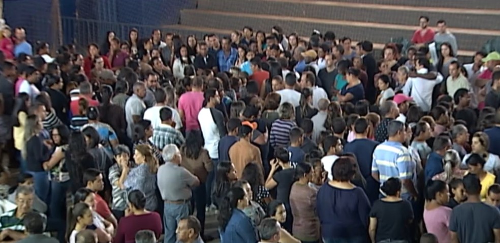 Muitas pessoas compareceram ao velório dos cinco jogadores — Foto: Reprodução/TV Integração