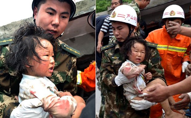 Criança é resgatada após terremoto na província de Sichuan (Foto: AFP)