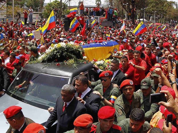 Multidão acompanha o cortejo levando o caixão de Chávez por Caracas (Foto: Carlos Garcia Rawlins/Reuters)