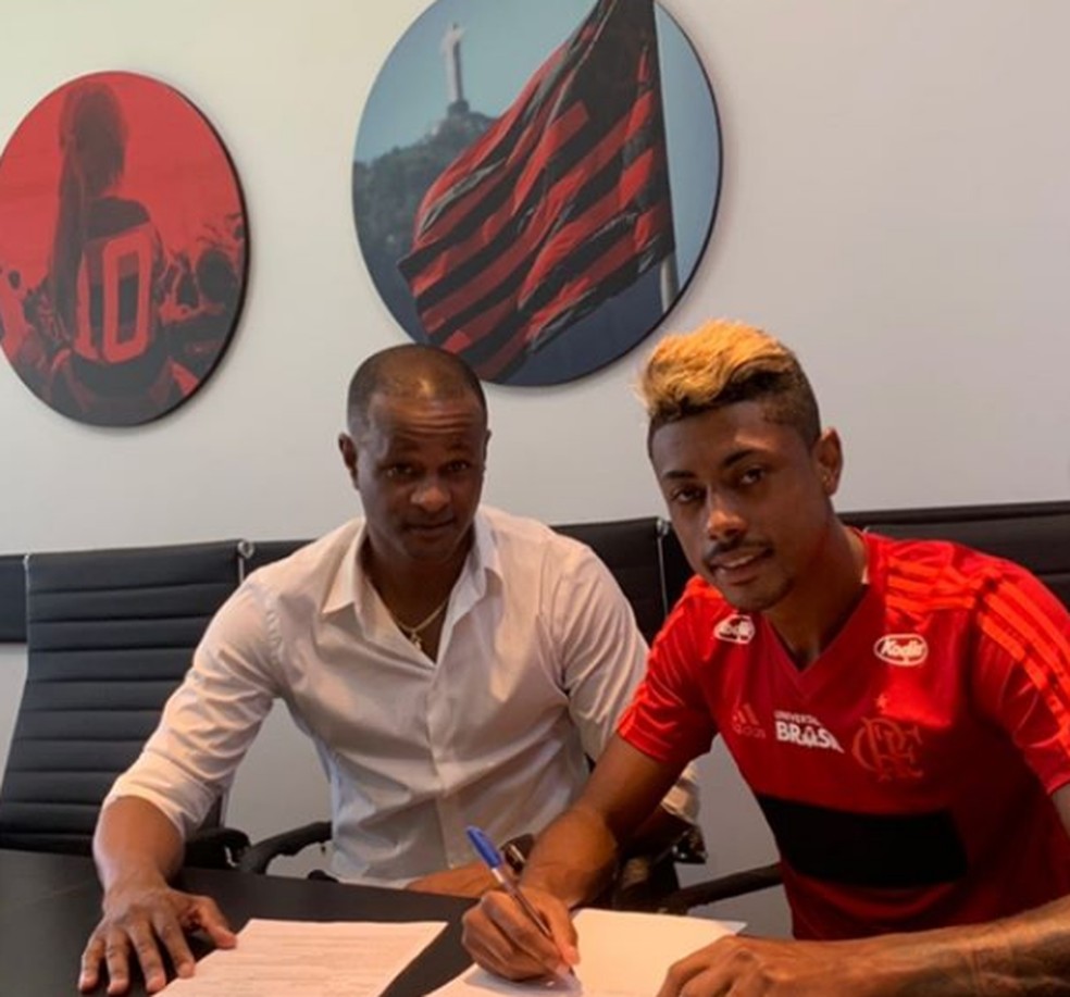 Dênis Ricardo ao lado de Bruno Henrique quando assinou com o Flamengo — Foto: Divulgação