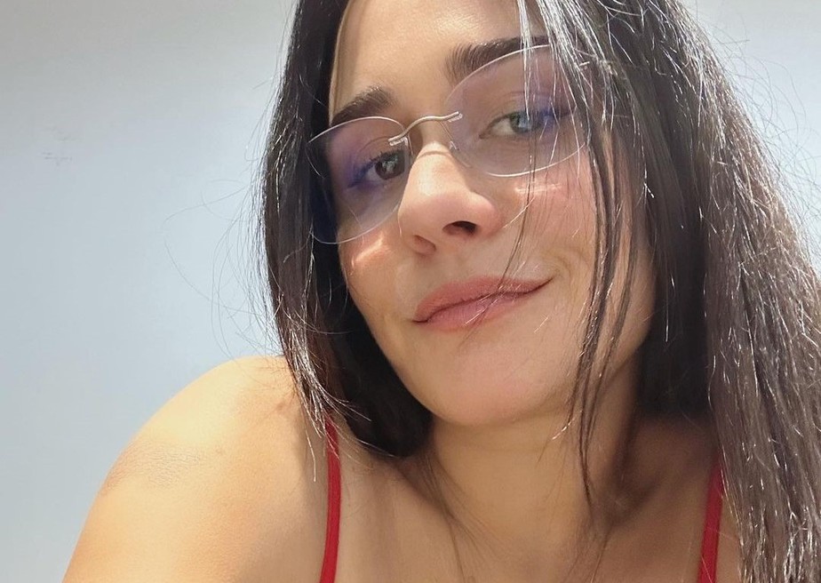 Alessandra Negrini ganha elogios ao posar com óculos e look vermelho: 'Deusa'