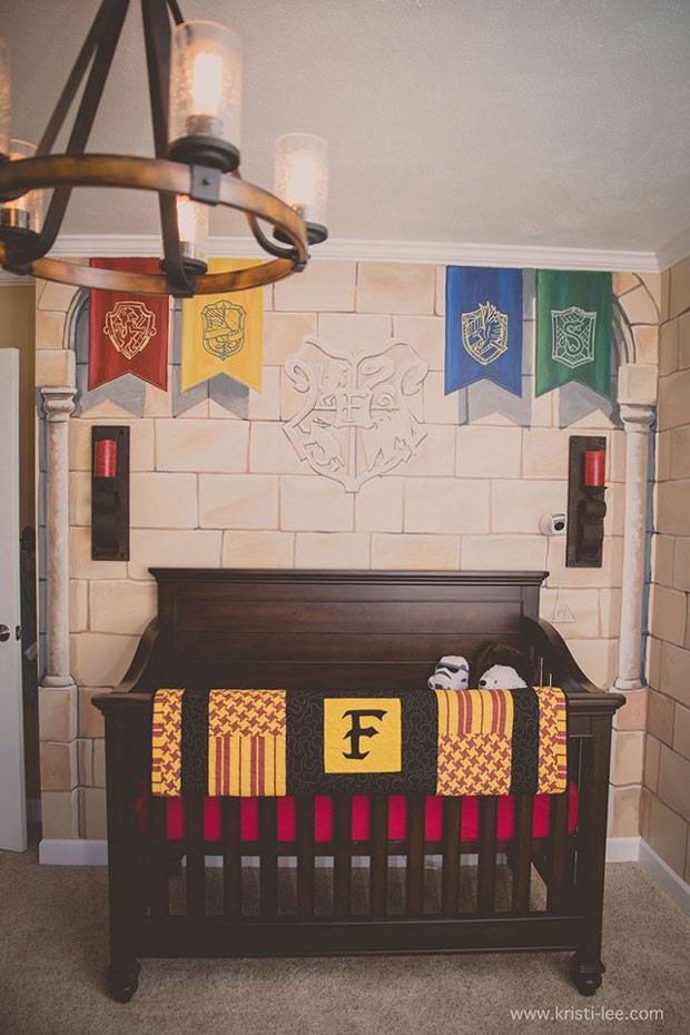As bandeiras das quatro casas de Hogwarts fazem parte da decoração (Foto: Reprodução/Facebook Kristi Lee Photography)