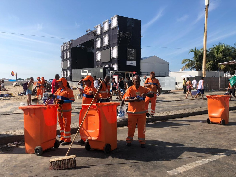 Garis fazem trabalho de limpeza em Copacabana nesta quarta-feira (1°) — Foto: Júlia Arraes / GloboNews