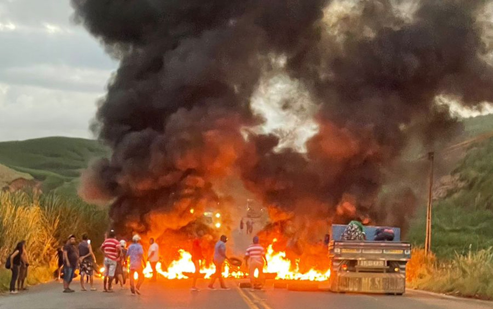 Protesto interdita PE-60 em Sirinhaém, na Zona da Mata