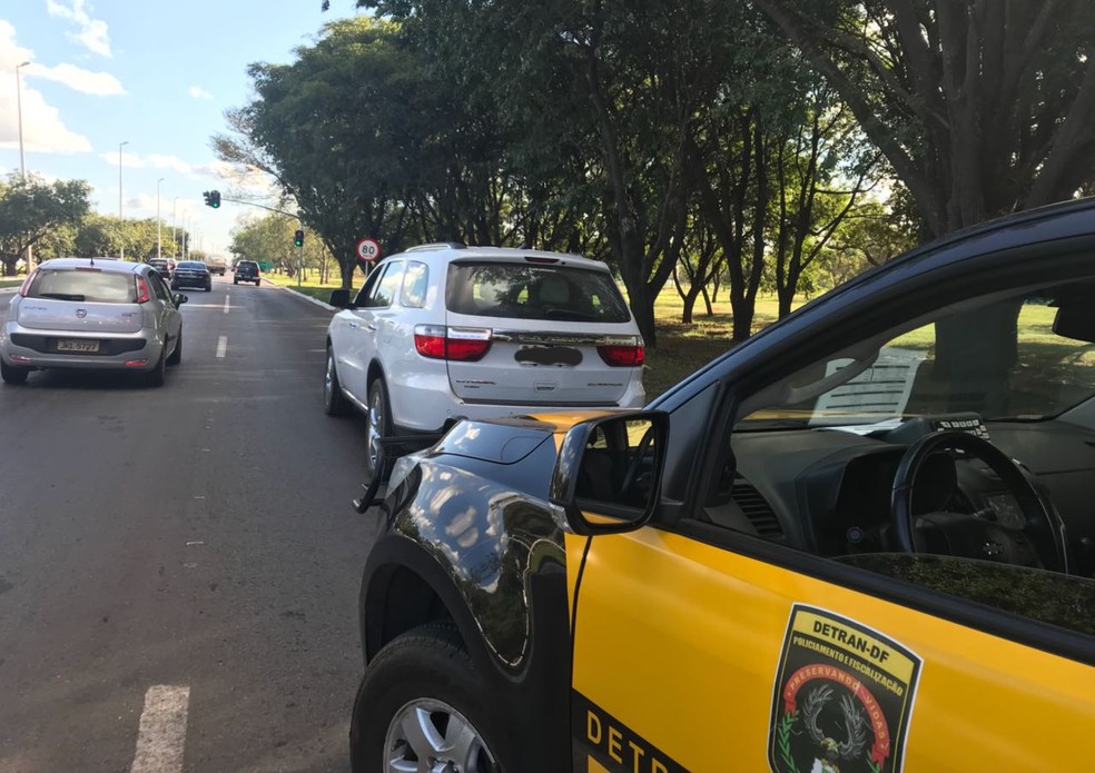 Carro apreendido pelo Detran do DF com R$ 28 mil em multas (Foto: Detran-DF/DivulgaÃ§Ã£o)