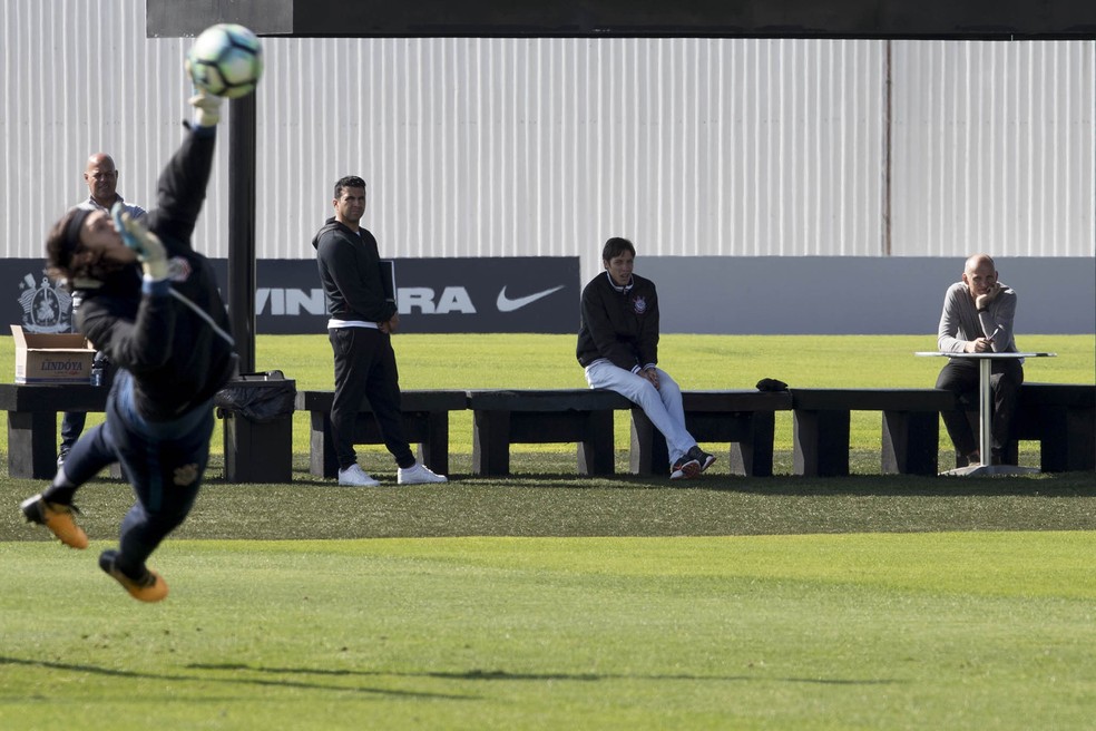 Cássio treina no Corinthians e, ao fundo, apoiado na mesa, Taffarel observa (Foto: Daniel Augusto Jr/Ag Corinthians)