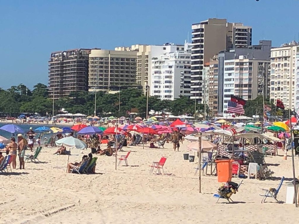 Banhistas na Praia de Copacabana no último domingo do verão de 2020 — Foto: Alba Valéria Mendonça/G1