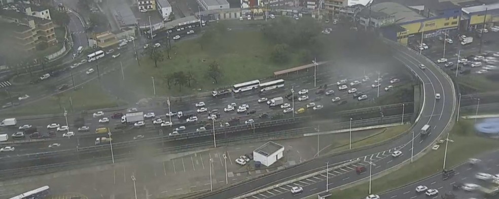 Trânsito da Avenida Acm fica movimentado durante chuva na capital — Foto: TV Bahia