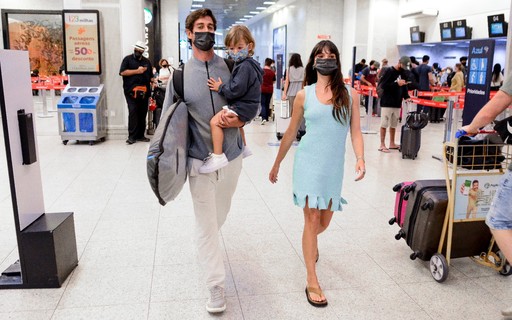 Isis Valverde desembarca no Rio de Janeiro com marido e filho