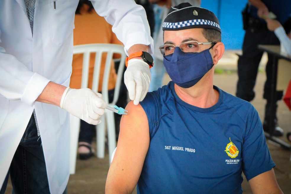 Servidor da Segurança Pública é vacinado contra Covid-19 no DF — Foto: Geovana Albuquerque/Agência Saúde-DF