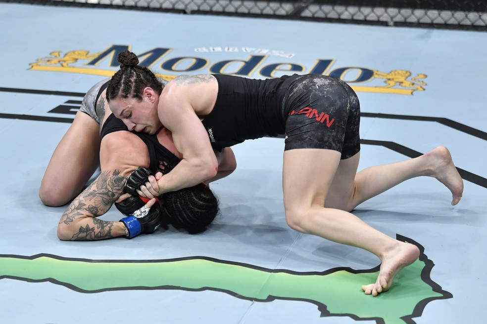 Sara McMann dominou totalmente Lina Lansberg no UFC Raleigh — Foto: Getty Images