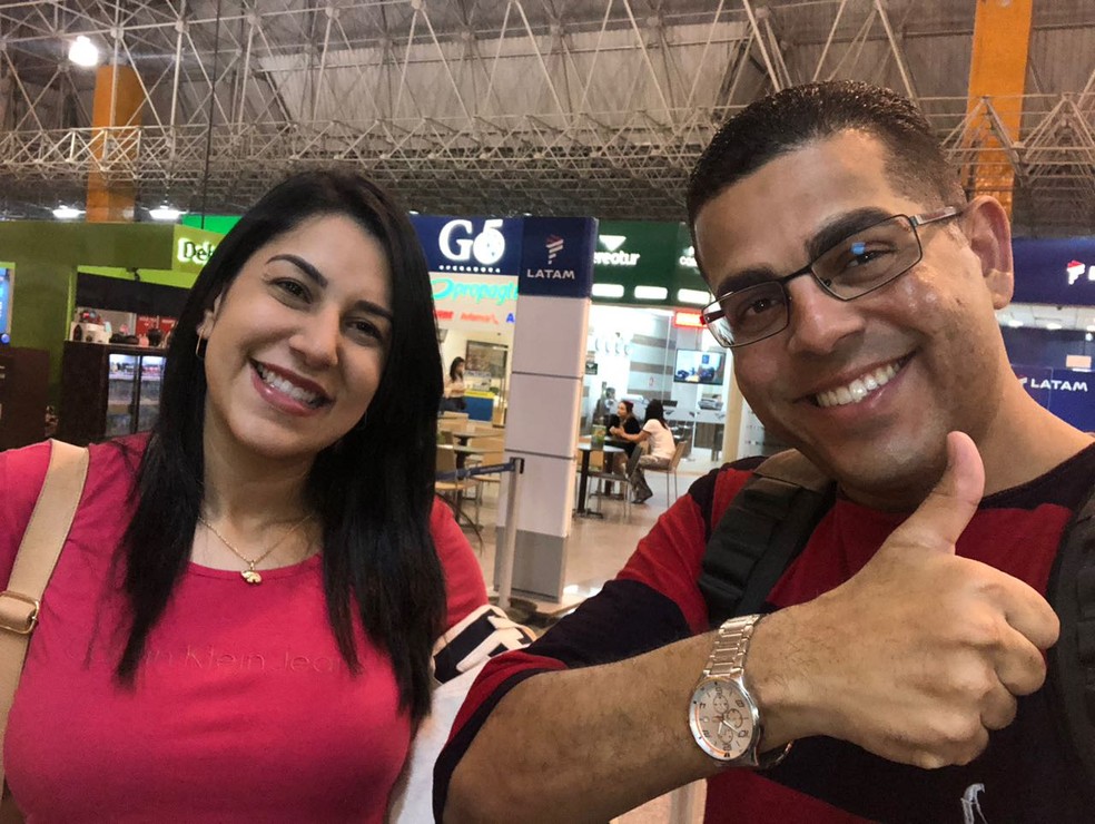 Ronni e Samara embarcando para suas férias na Europa. O casal estará na Inglaterra no casamento real. (Foto: Arquivo Pessoal/Ronni Cley dos Santos)