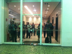 Com medo, trabalhadores se "refugiam" em agência bancária. (Foto: Priscilla Souza/G1)