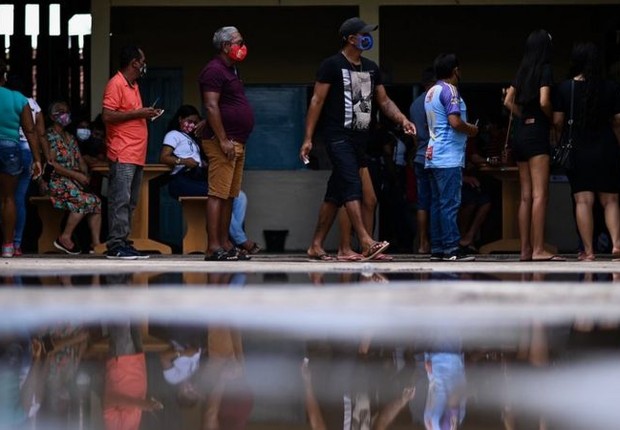 BBC- Fila em Santana, no Amapá; Estado apareceu nas últimas semanas com menor percentual de população vacinada no país (Foto: Andre Borges/Nurphoto via Getty Images via BBC News Brasil)