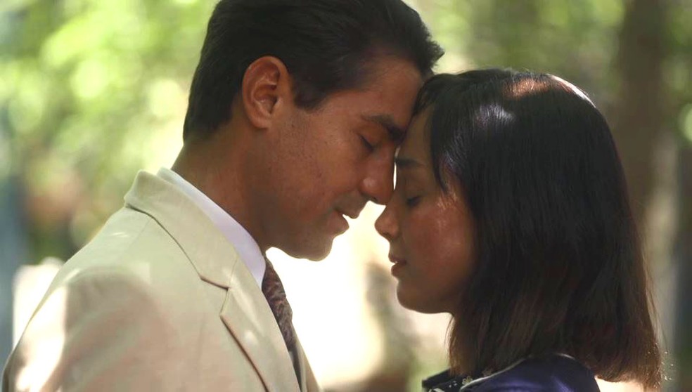 Clotilde (Simone Spoladore) e Almeida (Ricardo Pereira) se beijam em 'Éramos Seis' — Foto: Globo
