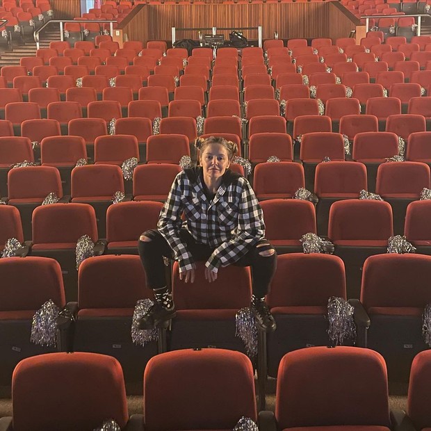 Bianca Rinaldi posa na plateia do Teatro Raul Cortez, em São Paulo (Foto: Reprodução/Instagram)