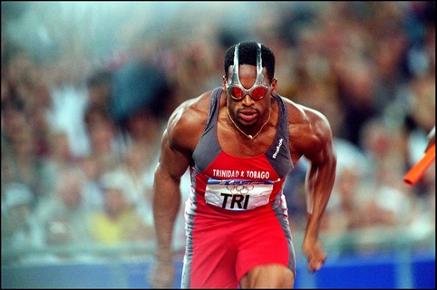 Over The Top: Ato Boldon chamou a atenção na prova dos 100 metros masculinos nas Olimpíadas de Sydney, em 2000, com seus óculos que cobriam a cabeça. O modelo excêntrico da Oakley foi grande aliado do maratonista. (Getty Images) 