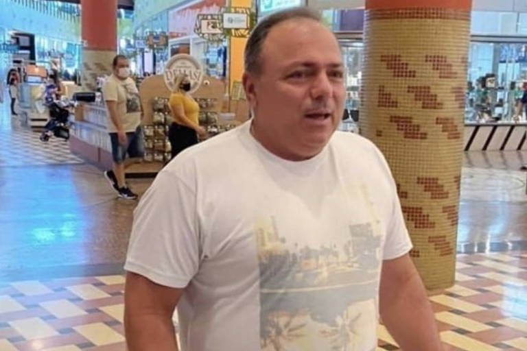 Eduardo Pazuello sem máscara num shopping de Manaus