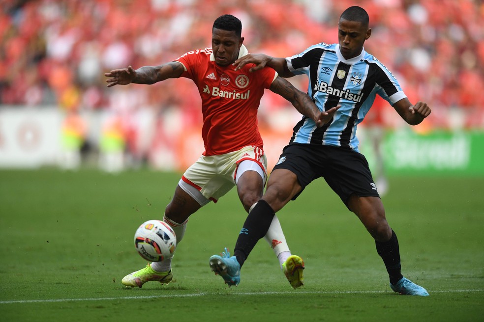 David e Bruno Alves disputam lance no último Gre-Nal — Foto: Ricardo Duarte/Divulgação Inter