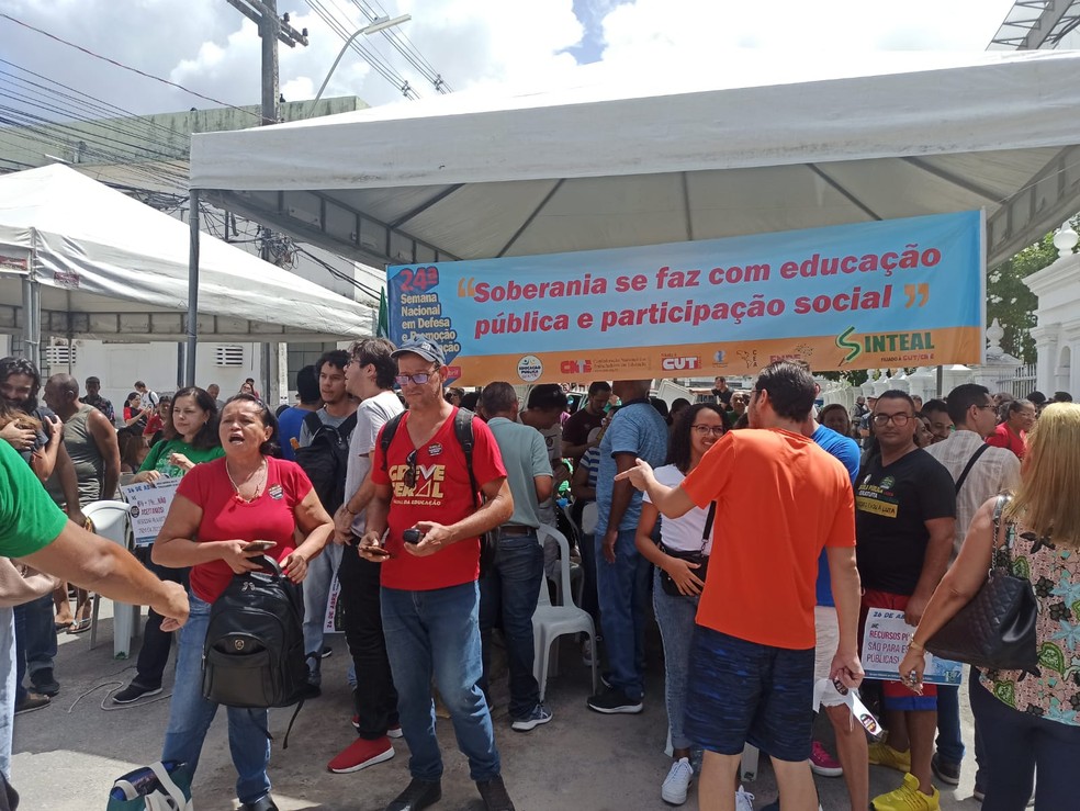 Ato de servidores da Educação de Alagoas é realizado no centro de Maceió — Foto: Sinteal