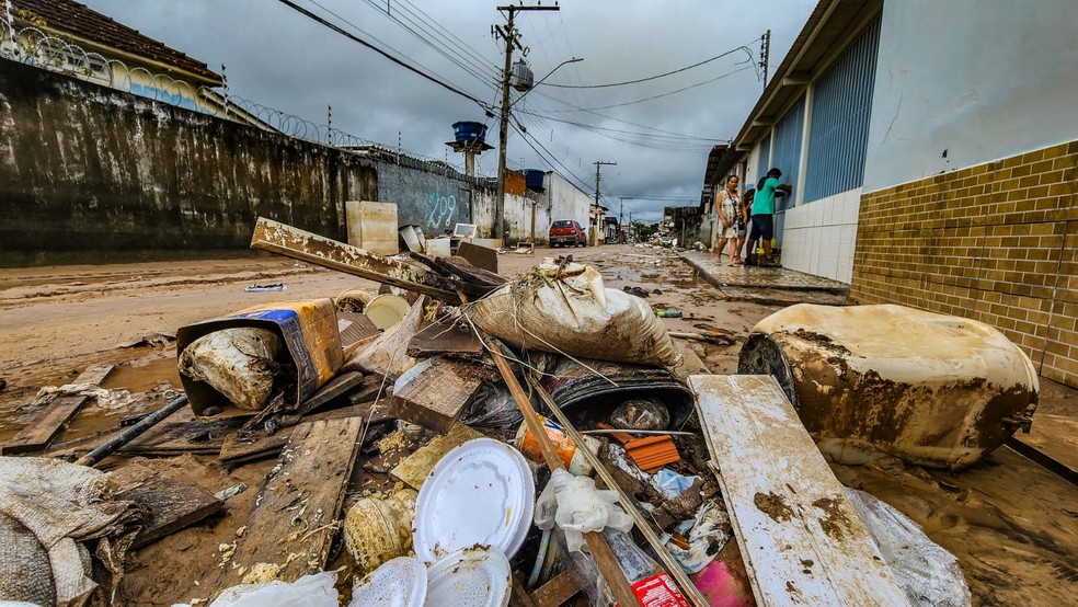 Ruas alagadas pela água do Rio Acre acumulam lixo e entulho após vazante na capital — Foto: Juan Diaz/Arquivo pessoal