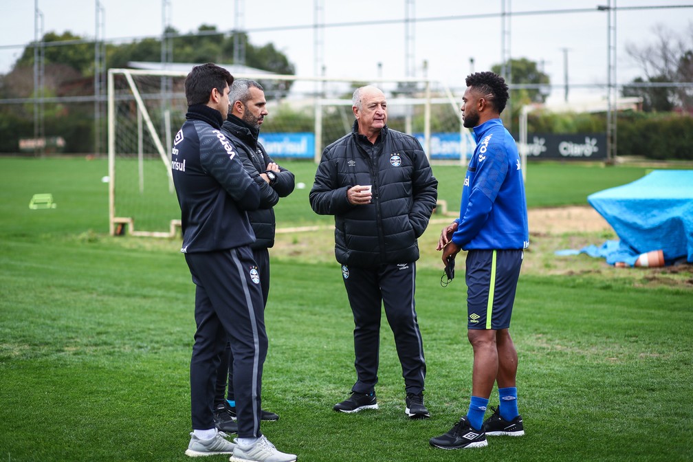 Felipão conversa com Borja em treino do Grêmio — Foto: Lucas Uebel/Grêmio