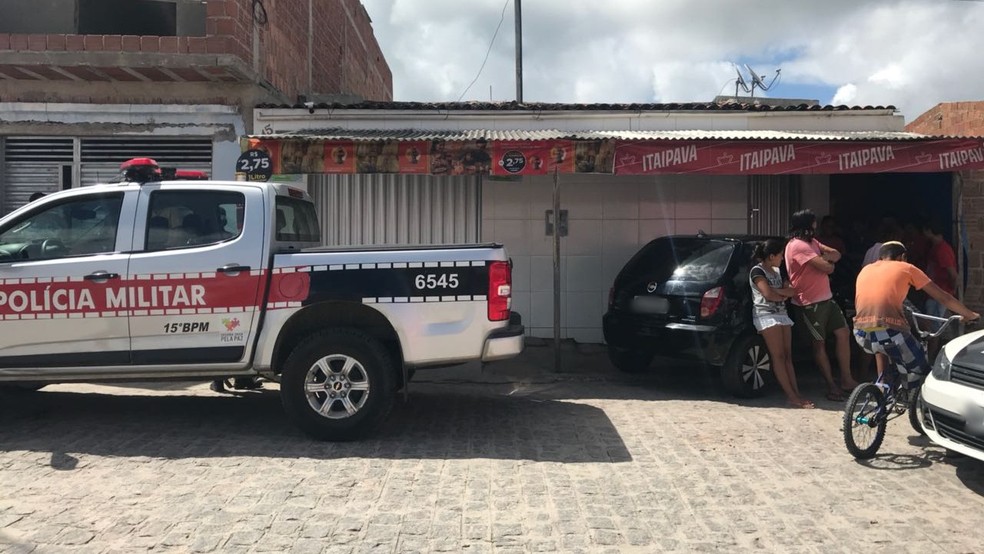 Homicídio aconteceu em um mercadinho do bairro Portal, em Esperança. (Foto: Laisa Grisi/TV Paraíba)