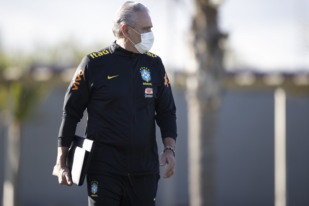 Técnico Tite, com suas apostilas, em treino da Seleção — Foto: Lucas Figueiredo / CBF