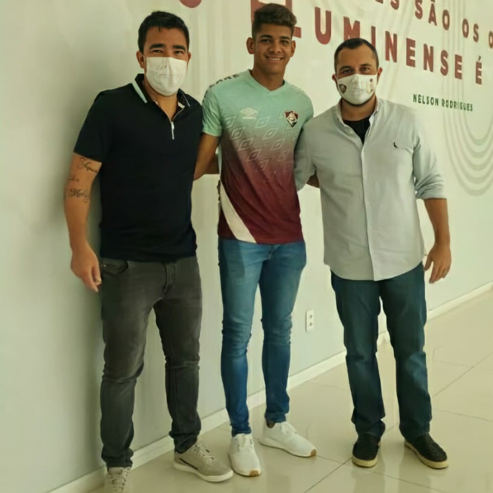 João Neto com Deco e o presidente Mário Bittencourt no Fluminense — Foto: Divulgação