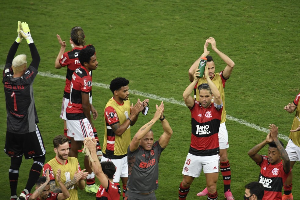Jogadores do Flamengo agradecem torcida no Mané Garrincha após goleada sobre o Defensa y Justicia pela Libertadores — Foto: Mateus Bonomi/AGIF