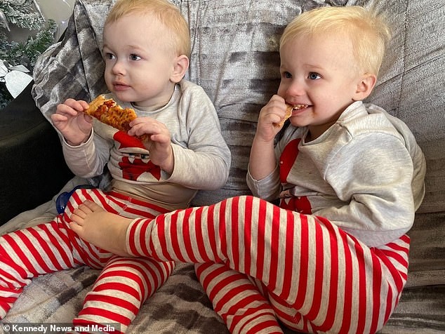 Jenson e Jaxon, seu irmão gêmeo, em dezembro, já em casa (Foto: Reprodução/ Daily Mail)