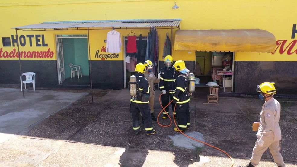 Hotel foi interditado e desinfectado por equipe dos bombeiros — Foto: Corpo de Bombeiros /Divulgação