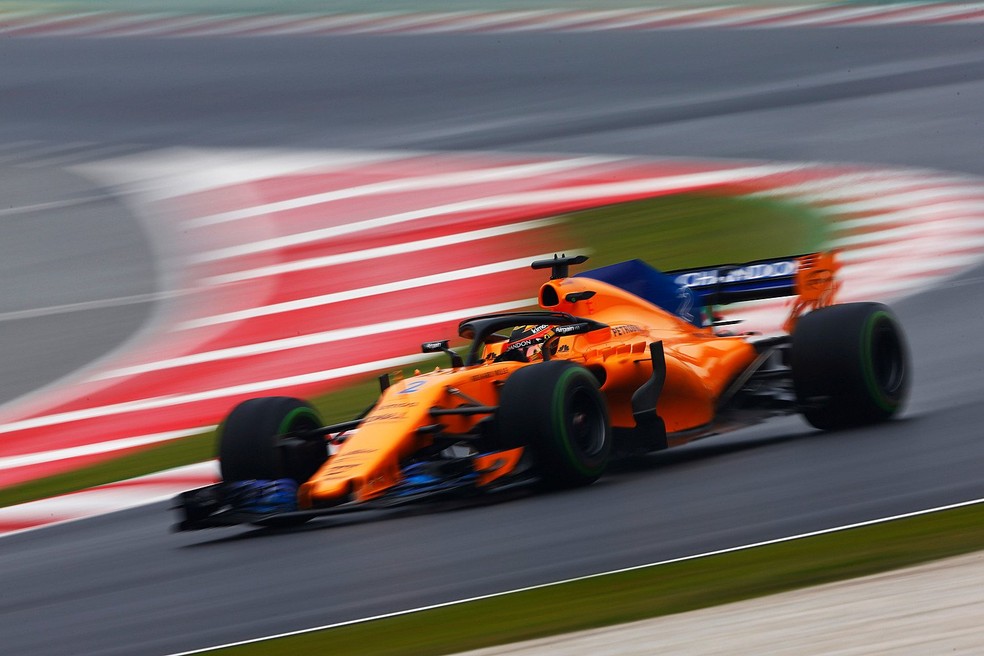 Stoffel Vandoorne pilota nova McLaren-Renault em Barcelona (Foto: Divulgação)