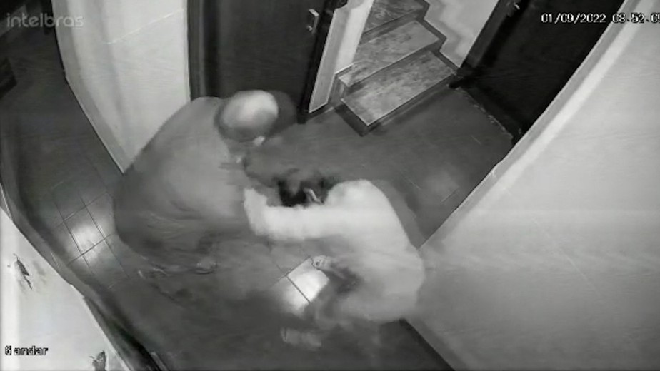 Imagem mostra homem agredindo ex-companheira em corredor de condomínio