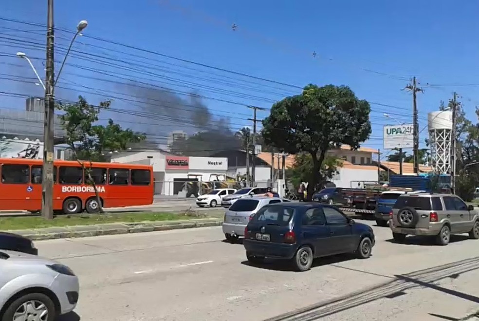 Bombeiros foram chamados para combater focos de inc&ecirc;ndio na UPA da Imbiribeira, Zona Sul do Recife (Foto: Reprodu&ccedil;&atilde;o/WhatsApp)