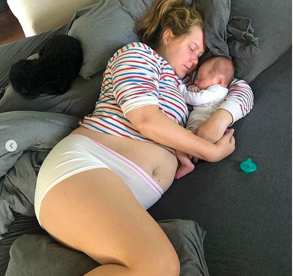 A atriz Amy Schumer com o filho  (Foto: Instagram)