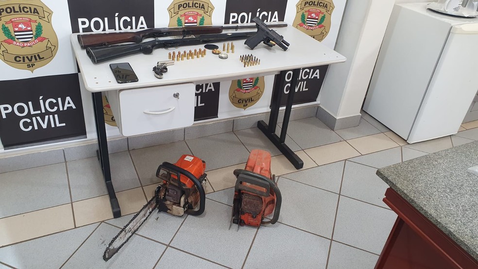 Armas, munições e outros materiais apreendidos durante a operação "Trilho de Ouro" — Foto: Divulgação/ Polícia Civil