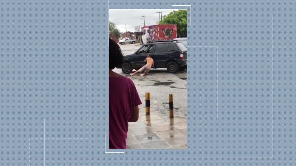 Homem não consegue ficar em pé e cai batendo a cabeça no próprio carro — Foto: Reprodução/TV Cabo Branco
