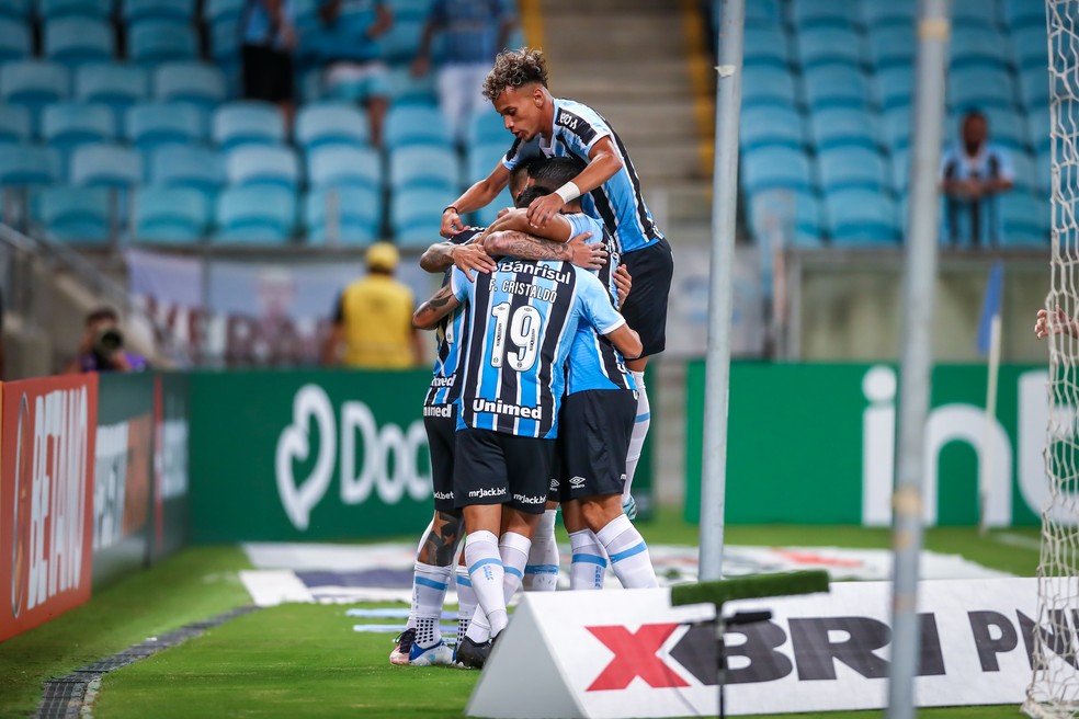 Cristaldo e Bitello comemoram gol do Grêmio contra o Novo Hamburgo — Foto: Lucas Uebel/Grêmio